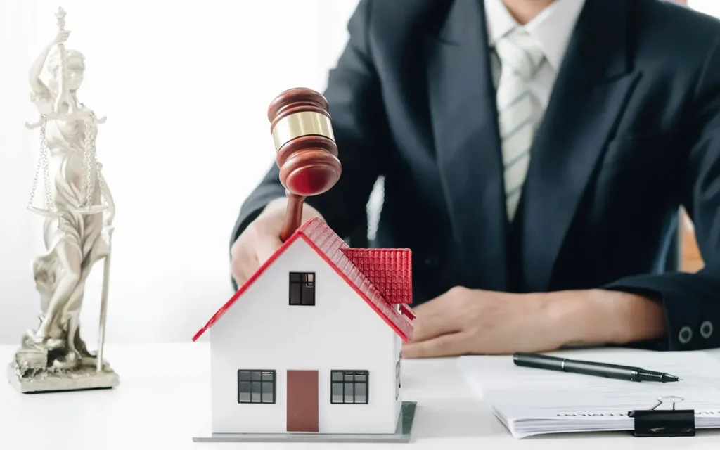 دور المحامي العقاري في حماية ملكيتك العقارية