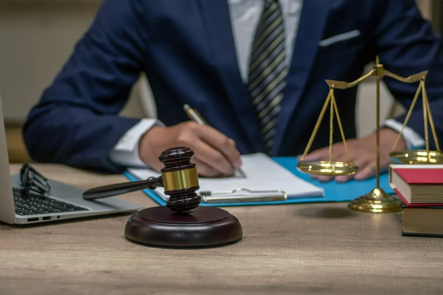 الفرق بين الضبط الإداري والضبط القضائي